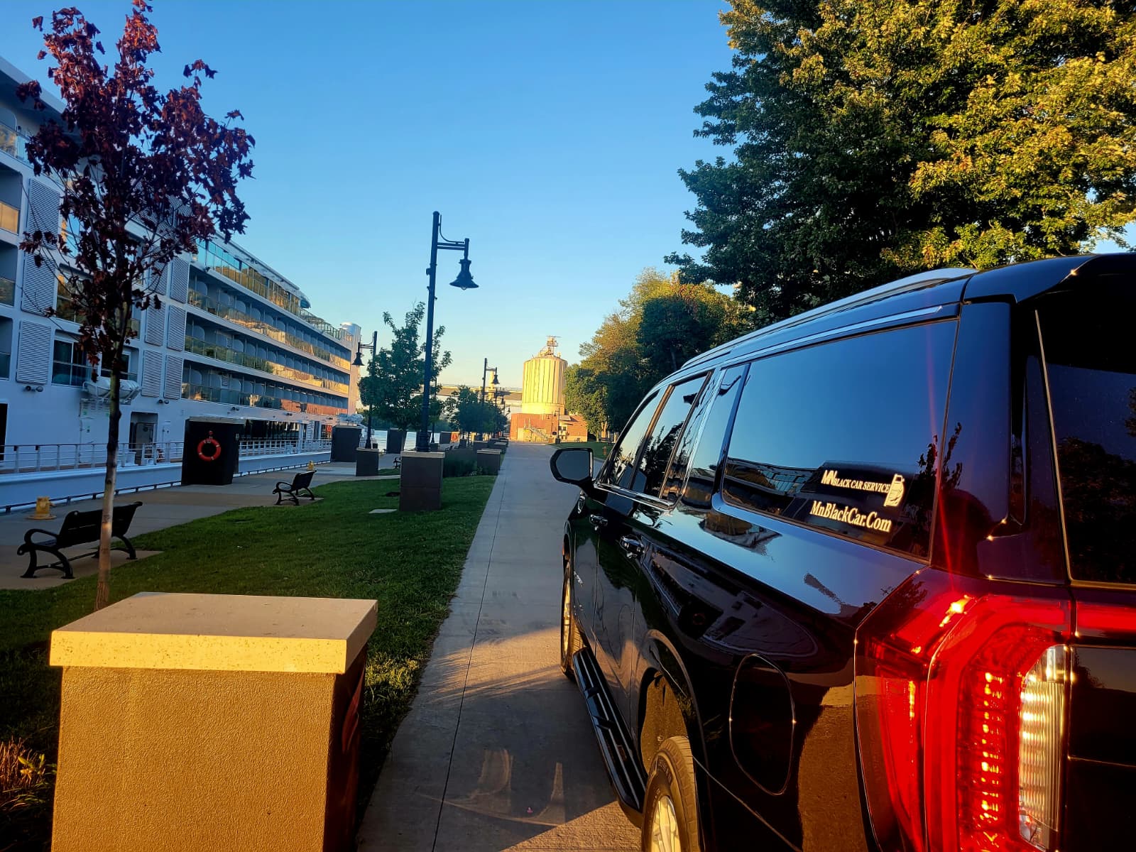 MN Black Car corporate travel vehicle, view 3