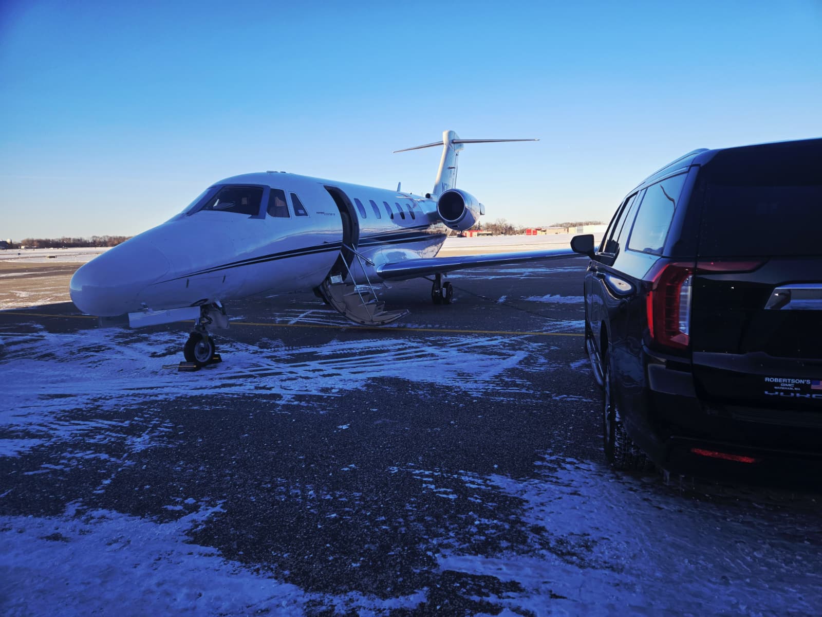 MN Black Car corporate travel vehicle, view 4
