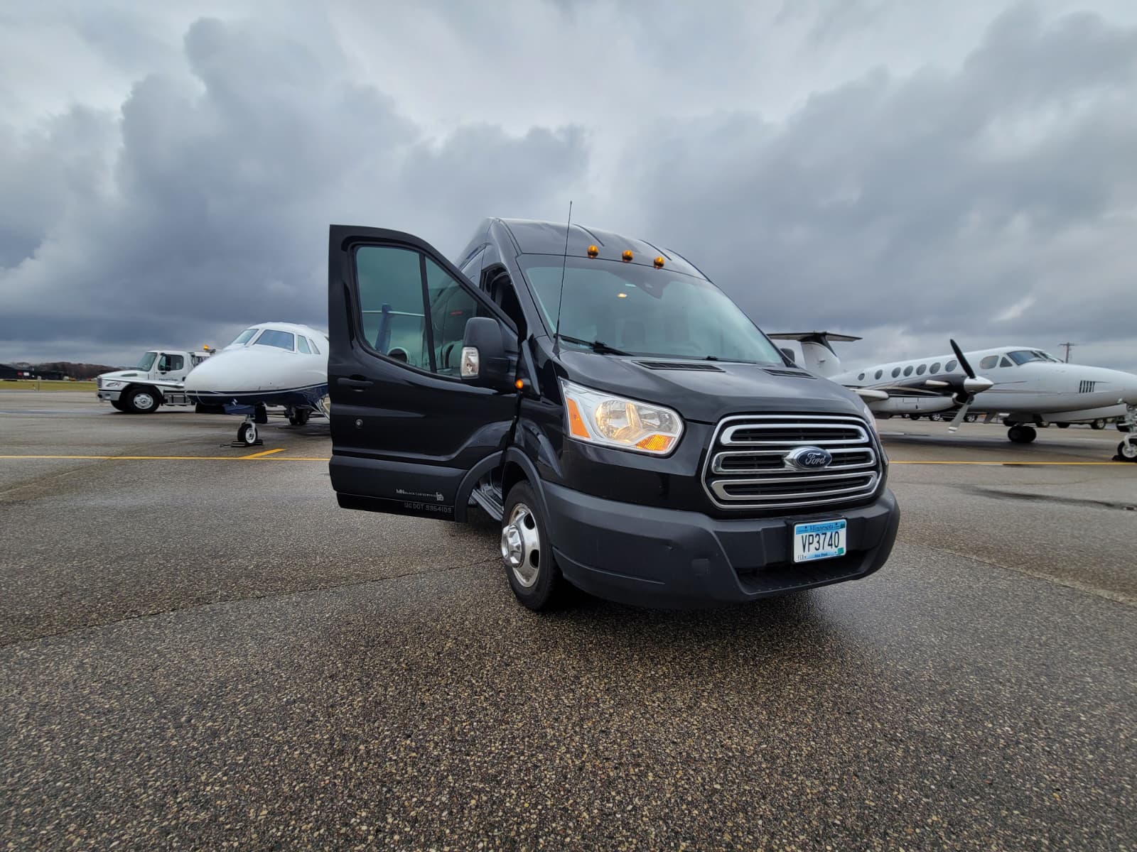 MN Black Car airport pickup service, view 4